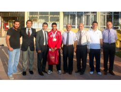 Dünya 3.'sü Olan Öğrenciye Öğretmenlerinden Ödül