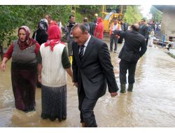 Vali Kızılcık, Su Baskınlarının Yaşandığı Araklı'da İncelemelerde Bulundu