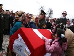 Şehit Anası  Lastik Ayakkabı İle Oğlunu Uğurladı!