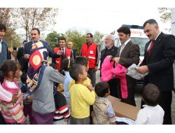 Kızılay’dan Afgan Mültecilere Giyecek Yardımı