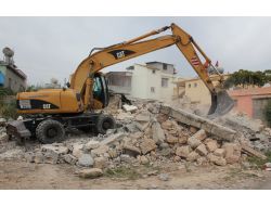 Toroslarda Metruk Binalar Yıkılıyor