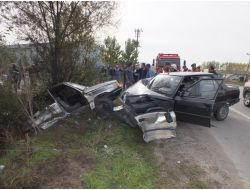 İki Otomobil Çarpıştı: 6 Yaralı