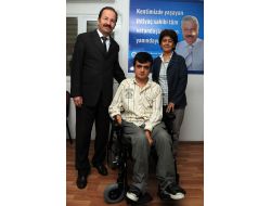 Büyükşehir Belediyesi'nden Engelli Gence Akülü Araba