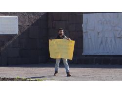 Meclis Önünde Bomba Süsü Verilmiş Çantayla Eylem Yaptı