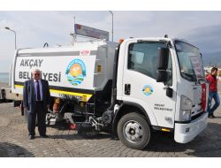Akçay’da Tam Donanımlı Süpürge Aracı Hizmete Girdi
