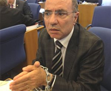 Komisyonda ellerini zincirledi!