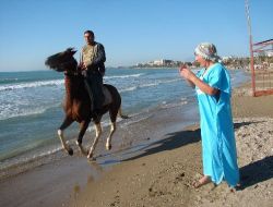 Turistler, Side'de Kış Ortasında Güneşli Havanın Keyfini Çıkardı