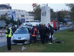 Heykele Çarpan Sürücü Hayatını Kaybetti
