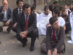 Bdp’li Vekil Eyleme Çömelerek Destek Verdi