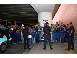 Fenerbahçe'yi İzmir'de Az Sayıda Taraftar Karşıladı