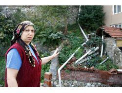 Osmangazi'de Lağım Suyu Evinden Çıkan Aile Çözüm Bekliyor