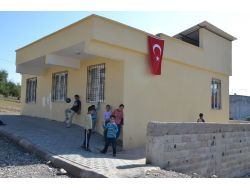 Şehit Annesi, Hayırsever İşadamlarının Yaptırdığı Eve Taşındı