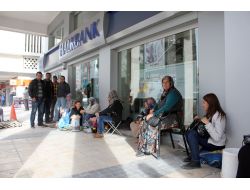 Günlerdir Banka Önünde Ev Nöbeti Tutuyorlar