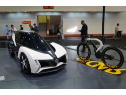 Gençler, Otomobil Fuarında Yeni Modellerin Fotoğrafını Çekmek İçin Yarıştı