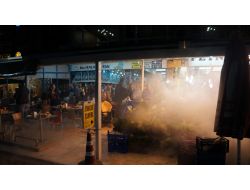 Polise Taş Atan Şahsı Vatandaşlar Tekmeledi