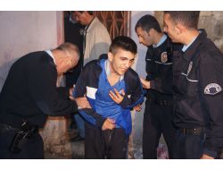 Kendisini Bıçaklayan Genci Hastaneye Gitmek İçin Kız Arkadaşı İkna Etti