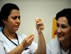 ABD Elçisi Türk Aşısına Teslim