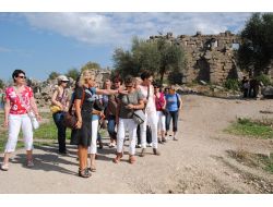 Avrupalı Doktorlar Yorgunluğu Antalya'da Arkeoloji Turuna Çıkarak Atıyor