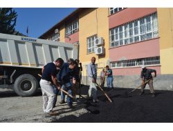 Kozan Belediyesi Okul Bahçelerini Asfaltlıyor