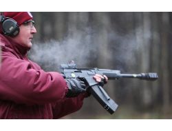 Putin’in Yardımcısı Yeni Kalaşnikof’u Poligonda Denedi