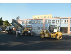 Büyükşehir Okulların Bahçelerini Asfaltlıyor