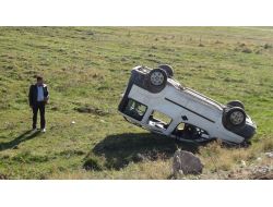 Lastiği Patlayan Araç Şarampole Yuvarlandı