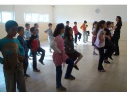 Bursalı Çocuklar İngilizce Ve Halk Oyunları Kursuna Akın Etti