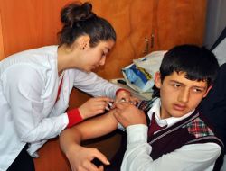 Gümüşhane'de Öğrencilere Domuz Gribi Aşısı Uygulanmaya Başlandı