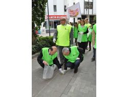 Balıkesir Kent Konseyi Caddeleri İzmaritten Temizledi