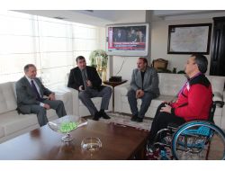 Küçükler, Milli Sporcu Hancı'ya Altın Hediye Etti