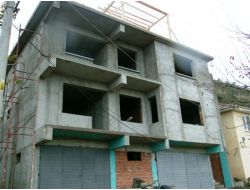 3 Katlı Binanın Çatısından Düşen Şahıs Ağır Yaralandı