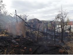 3 Kamyon Samanı Kül Oldu