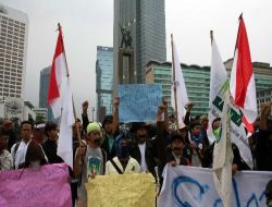 Endonezya'da Öğrenciler Sokaklara Döküldü!