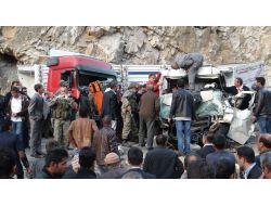 Kamyon Kamyonetle Çarpıştı: 1 Ölü, 3 Ağır Yaralı