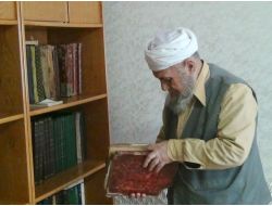 82 Yaşında Gözlüksüz Kitap Okuyor