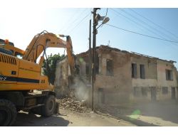 Büyükşehir Belediyesi, Metruk Binaları Yıkıyor!