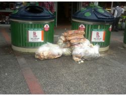 Çöpe Atılan Ekmekler Vatandaşların Tepkisi Çekti