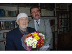 Cami Cemaatinden, 99 Yaşına Giren Dedeye Doğum Günü Sürprizi