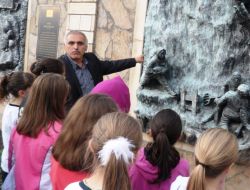 Belediye Başkanı, Bayraktepe'de Öğrencilere Tarih Dersi Verdi