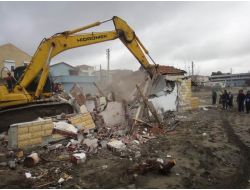 Karasu Sahilinde Bulunan Kaçak Binalar Yıkılıyor