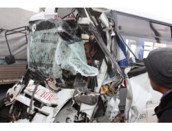 Yolcu Minibüsüyle Kamyon Çarpıştı: 12 Yaralı