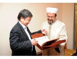 Görmez Kırgızistan Başbakanı'na Kur'an-ı Kerim Hediye Etti