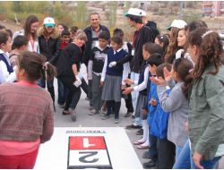 Litvanyalı Öğrenciler 'Seksek' Oynadı