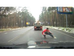 Rusya'da İlginç Kaza: Aracın Altına Atladı