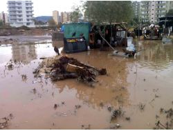 Mersin'de Bir Çok Ev Ve İşyeri Su Altında Kaldı