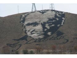 Erzincan'a 30 Yıl Önce Yapılan Dev Atatürk Portresi Görenleri Heyecanlandırıyor