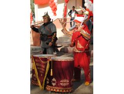 Mehteran Köscüsü Takma Bıyık Alerji Yapınca Gerçeğini Bıraktı