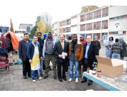 Hollandalı Türk İşadamlarından Müslüman Mültecilere Lahmacun Yardımı