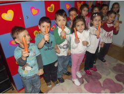 Bursa'da Özel Okul, Salgın Hastalıklara Karşı Meyve Dağıtıyor