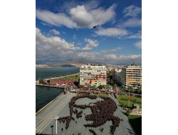 İzmir'de 2 Bin 400 Gönüllü Atatürk Silueti Oluşturdu